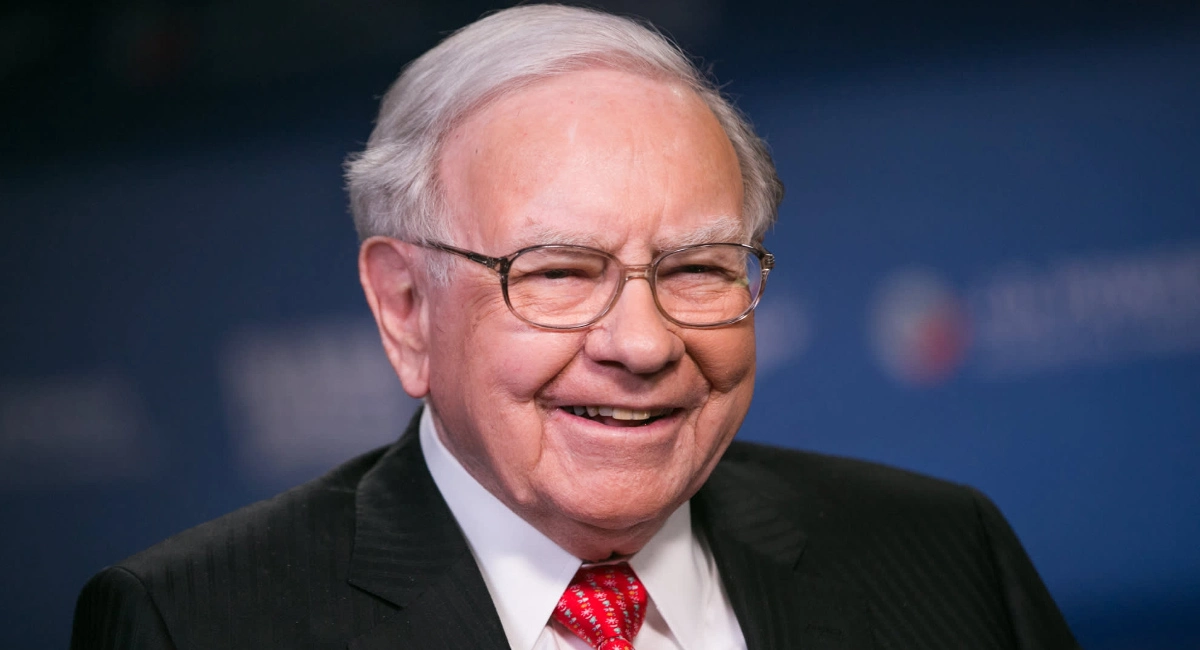 وارن بافت (Warren Buffett)؛ میزان دارایی: حدود ۱۶۵ میلیارد دلار – ۹۵ سال